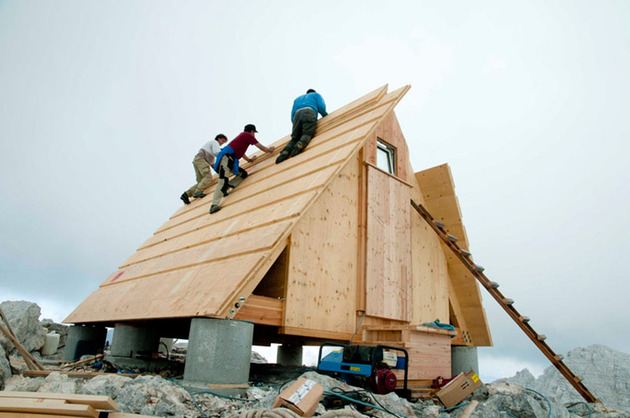 its-not-easy-to-build-a-cabin-in-the-alps-19.jpg
